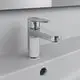 Waschtischarmatur aus Chrom mit einem praktischen Hebel, installiert auf einer glatten Ablagefläche. Ideal Standard empfiehlt sich für moderne Badezimmer.